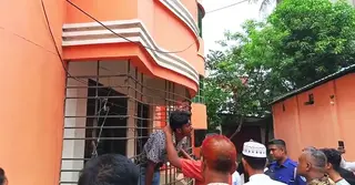 কুমিল্লায় চুরি করতে গিয়ে গ্রিলে আটকা চোর, পরে আটক